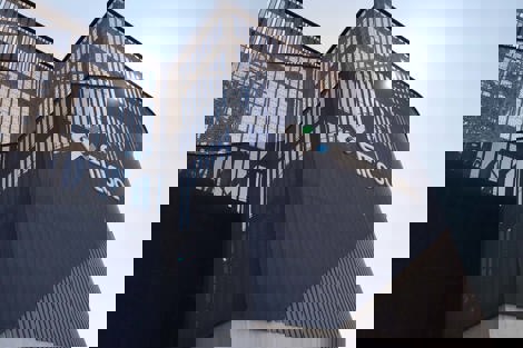 现代Emicool建筑，采用阳光充足的建筑设计，并带有标志。