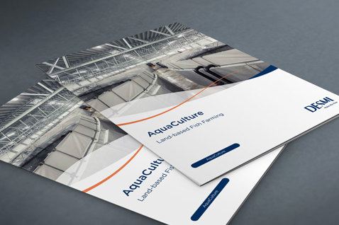 Broszury DESMI dotyczące akwakultury i lądowej hodowli ryb, prezentujące obiekty przemysłowe.