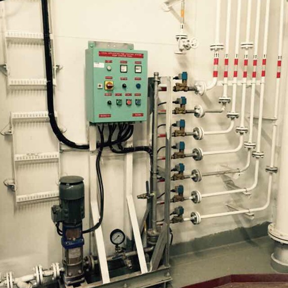 Industrielles Steuerungspanel und Rohrleitungen mit einer DESMI-Pumpe zur Flüssigkeitshandhabung.