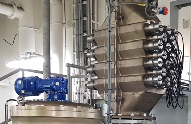 Industriële filtratiesysteem met metalen leidingen en apparatuur in een faciliteit.