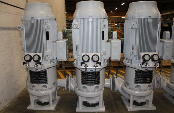 Tre grandi pompe verticali DESMI con manometri, utilizzate per applicazioni di gestione dei fluidi.