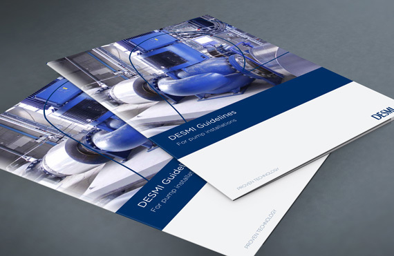 Deux brochures DESMI présentant des équipements de gestion des fluides sur une surface grise.