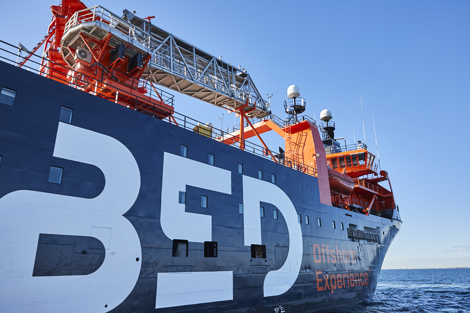 甲板上有大型“BED”字样和设备的海上体验船。