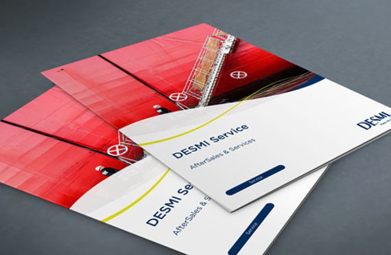 DESMI DeServe Broschüren mit Informationen zu After-Sales und Dienstleistungen auf einer grauen Oberfläche.