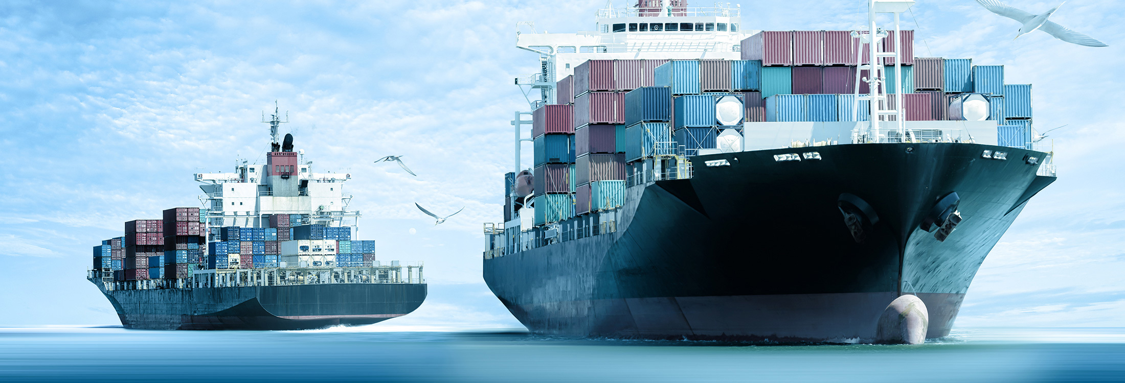 Dwa duże statki towarowe z ułożonymi kontenerami na spokojnym morzu.
