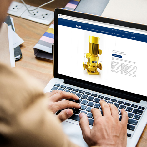 Persona viendo los detalles de la bomba centrífuga vertical DESMI en la pantalla de una computadora portátil.