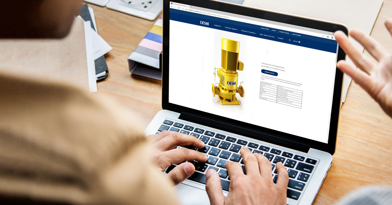 Persona viendo los detalles de la bomba centrífuga vertical DESMI en la pantalla de una computadora portátil.