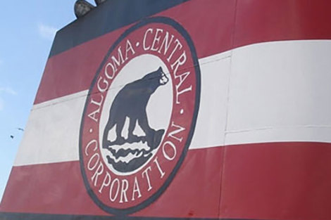 蓝天背景下船只烟囱上的Algoma Central Corporation标志。