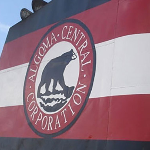 蓝天背景下船只烟囱上的Algoma Central Corporation标志。