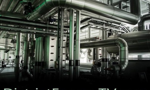 设施中的工业管道和机械,叠加有“DistrictEnergyTV.com”文字。