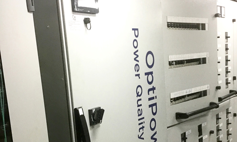 工业环境中的DESMI OptiPower电能质量系统及控制面板。