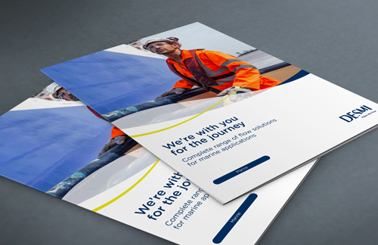 DESMI-Broschüren mit maritimen Lösungen und einem Arbeiter in Sicherheitsausrüstung.