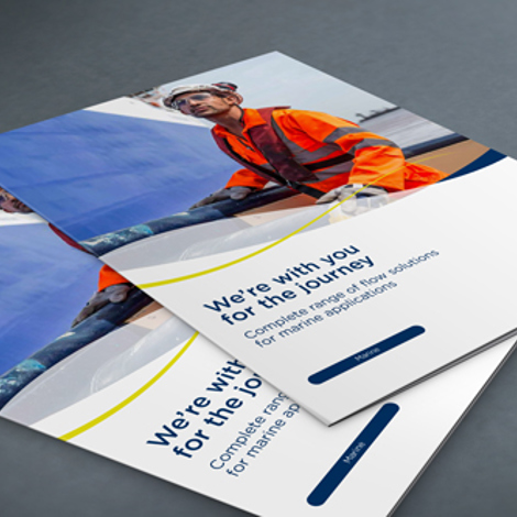 DESMI-brosjyrer med marine løsninger og en arbeider i verneutstyr.