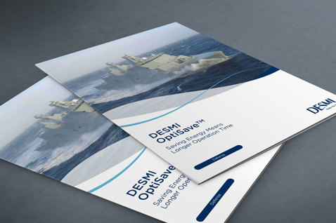 DESMI OptiSave Broschüren mit einem Schiff, die Energieeinsparungen und längeren Betrieb hervorheben.