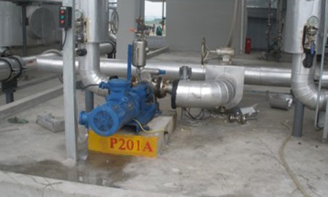 工业泵P201A连接到设施中的金属管道。