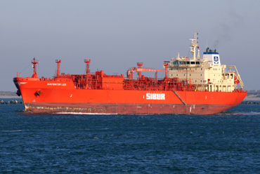 红色液化石油气运输船“Navigator Leo”在晴朗的天空下航行于海洋上。