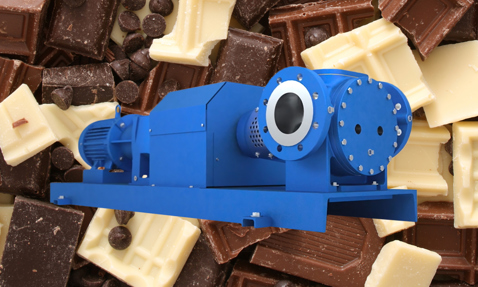 蓝色工业泵置于各种巧克力棒和薯片前。