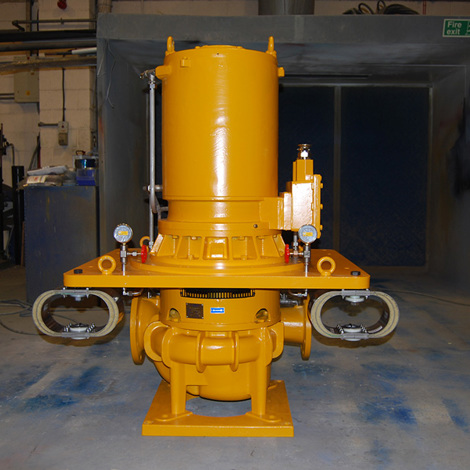 Pompa gialla DESMI per la gestione dei fluidi in un contesto di officina industriale.