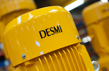 Gelber DESMI Industriemotor, Nahaufnahme, mit Fokus auf das Markenlogo.