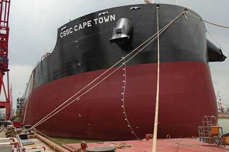 大型船舶CSSC Cape Town停靠在拥有起重机的船厂。