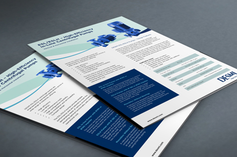 Broschyrer med DESMI-pumpar för vätskehantering på en bordsytan.