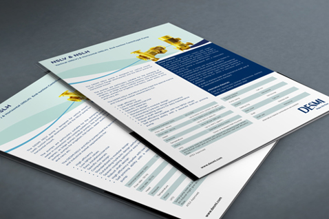 Brochures DESMI avec des détails sur les produits et des images, placées sur une surface grise.